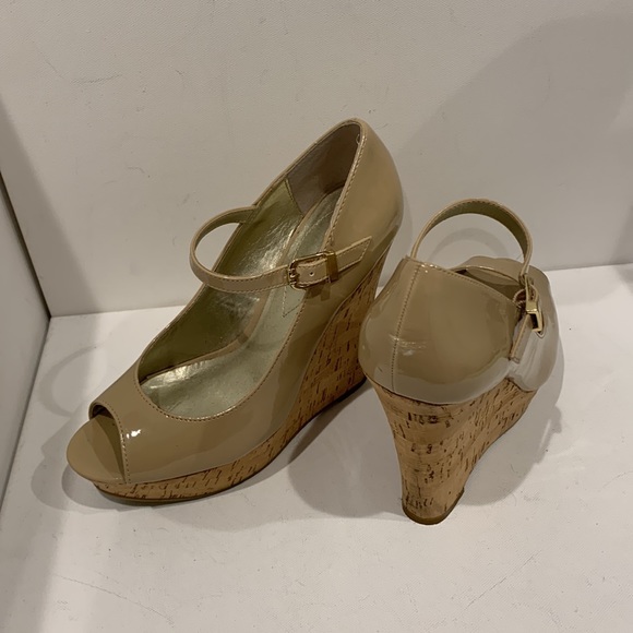 GUESS Nude Tan Platform Wedge Heel Patent Peep Toe Cork Sandal Ankle Strap - Picture 14 of 16